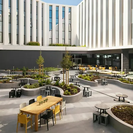 Moxy Lisboa 3* Алфражиде