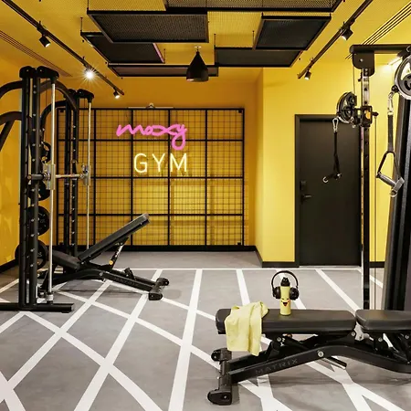 Moxy Lisboa Алфражиде