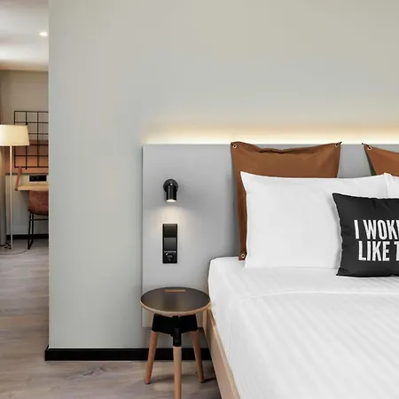 Moxy Lisboa 3*